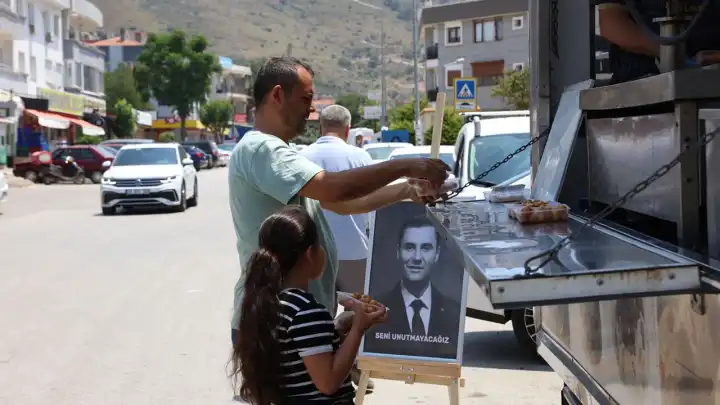 Güzelbahçe'de Feydi Zeyrek için lokma dağıtıldı