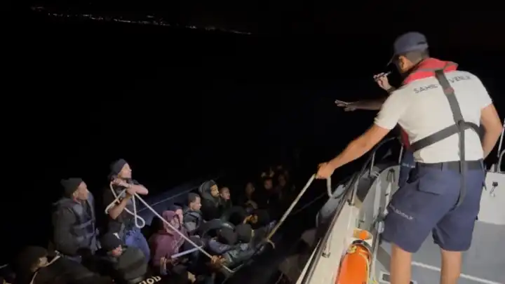 İzmir haber: Motoru arızalanan lastik bottaki 42 göçmen kurtarıldı