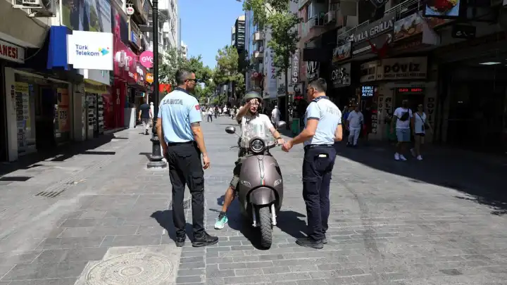 Karşıyaka’da yayalara öncelik: Scooter ve motosikletlere geçit yok