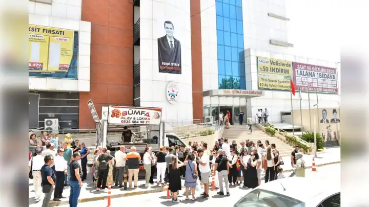 Çiğli Belediyesi'nden Ferdi Zeyrek anısına lokma