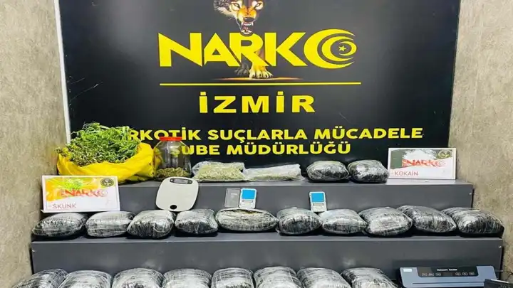 İzmir’de narkotik operasyonu: 22 kilo yasaklı madde sokaklara dağılmadan yakalandı