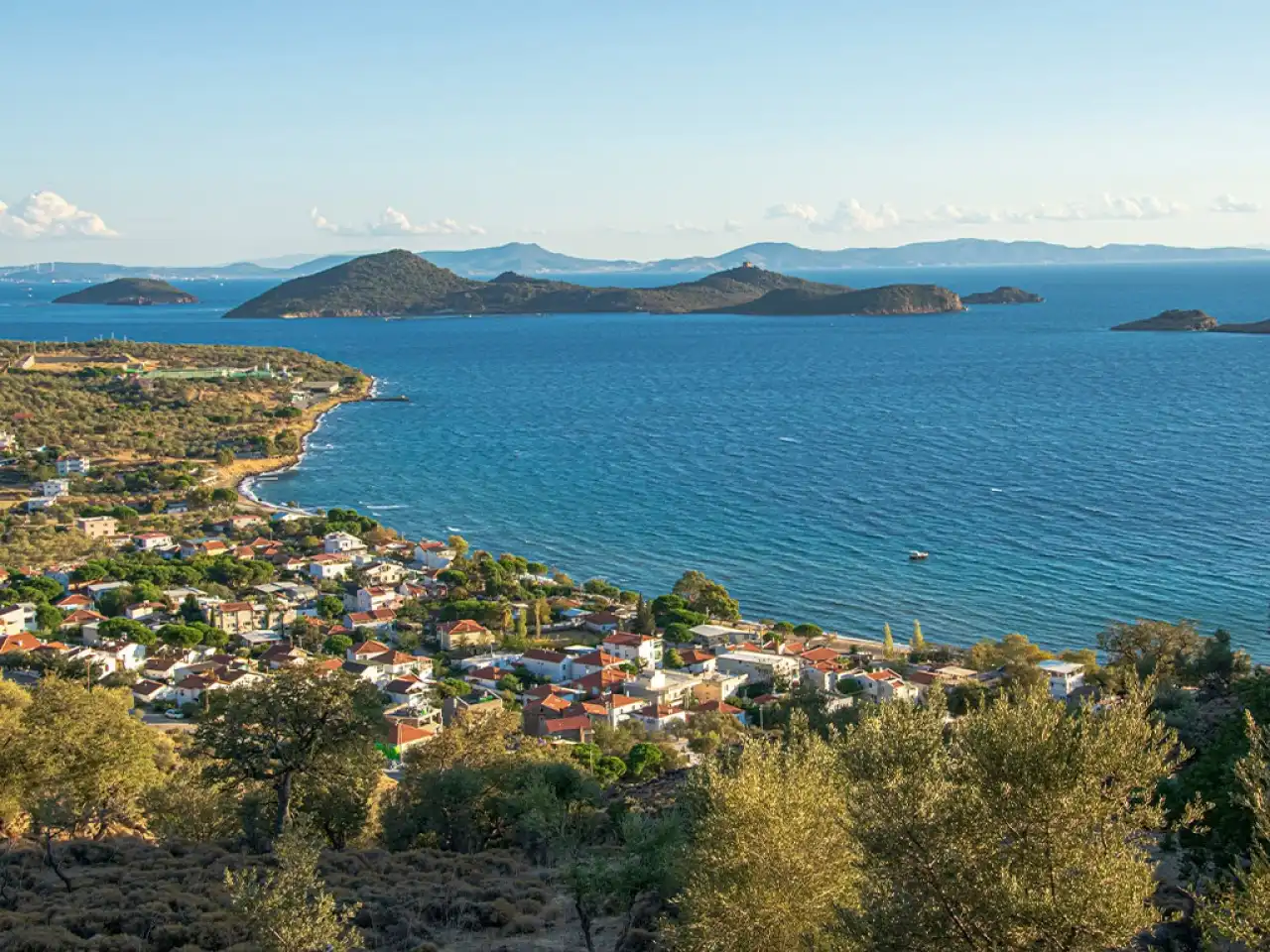 İzmir’in gürültüsünden 1 saatlik kaçış: Bir yanınız tarih, diğer yanınız masmavi Ege… Deniziyle kendine hayran bırakıyor haberinin görseli