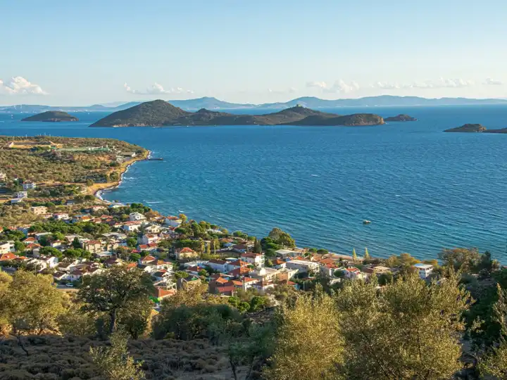 İzmir’in gürültüsünden 1 saatlik kaçış: Bir yanınız tarih, diğer yanınız masmavi Ege… Deniziyle kendine hayran bırakıyor