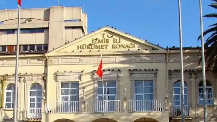 İzmir Valiliği duyurdu: Hafta sonu nüfus müdürlükleri açık olacak  haberinin görseli