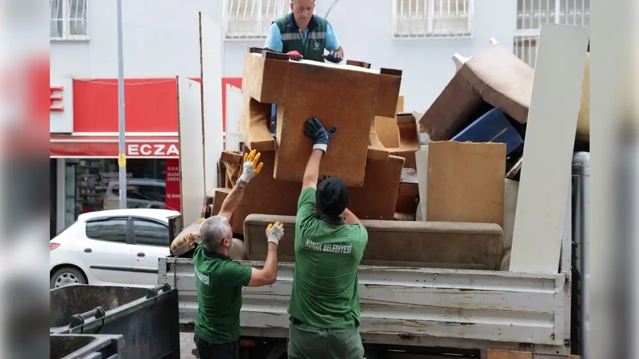 Konak’ta Başkan Mutlu’dan temizlik seferberliği haberinin görseli