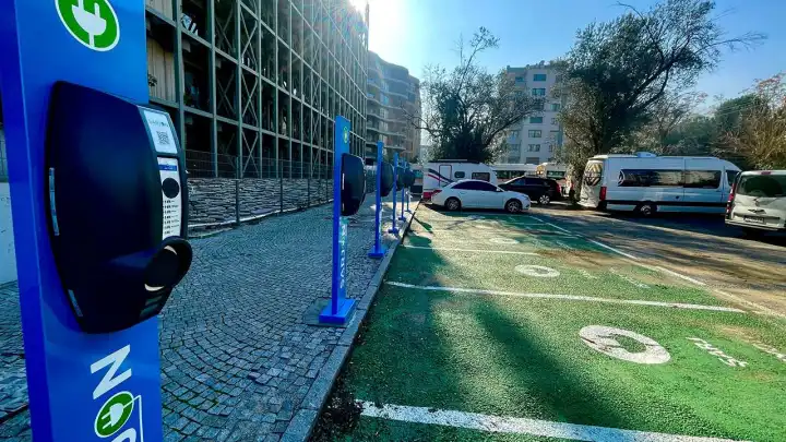 Narlıdere'de elektrikli araç şarj istasyonları ile temiz enerji haberinin görseli
