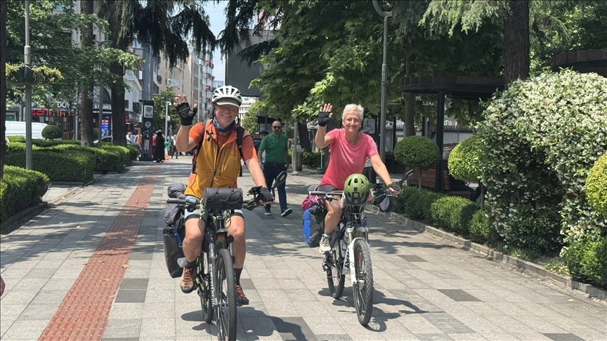 Türkiye&#039;yi Bisikletle Gezen Alman Çift 1400 Kilometre Pedal Çevirdi başlıklı video haberin görseli