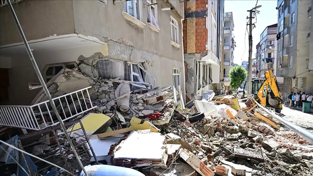 Yapı denetiminde yeni dönem: Komşu binaya zarar veren inşaatın izin belgesi iptal edilecek haberinin görseli