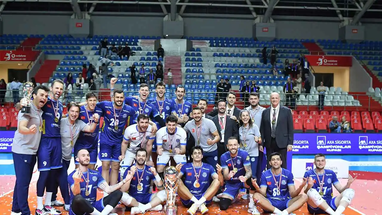 Arkas Spor’da yaprak dökümü haberinin görseli