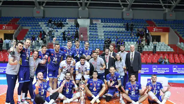 Arkas Spor’da yaprak dökümü