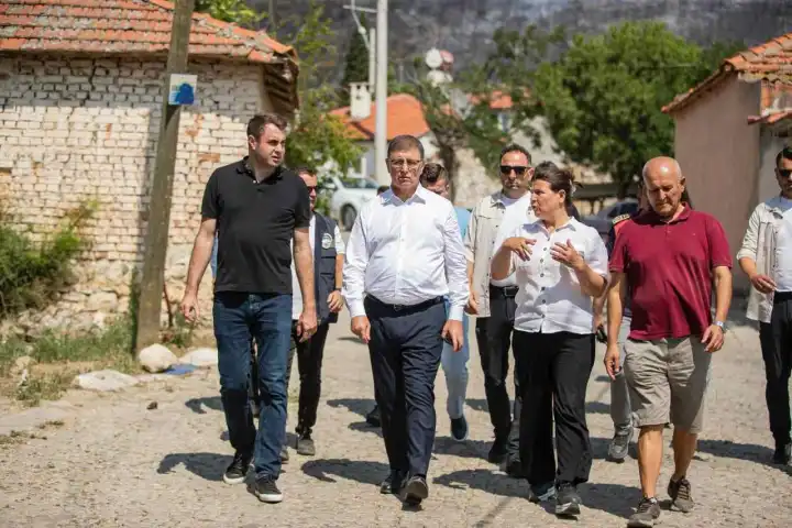 Başkan Tugay Foça'da yangın bölgesinde