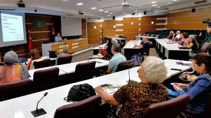 Bornova'da sebzeciliğin temelleri bilimsel yöntemlerle anlatıldı