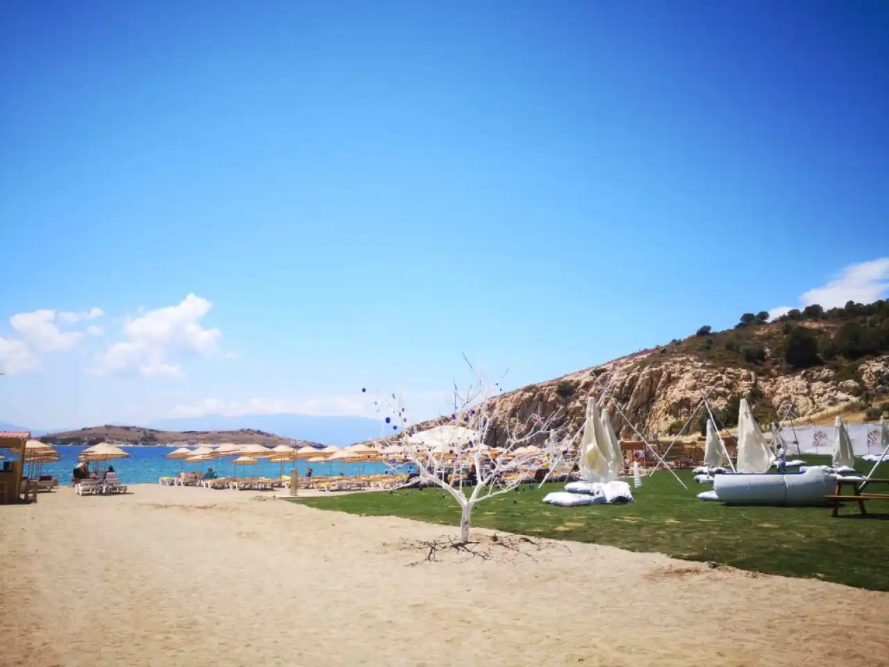 Ege’nin huzurlu köşesi Foça’da denize girmek için en keyifli beach clublar haberinin görseli