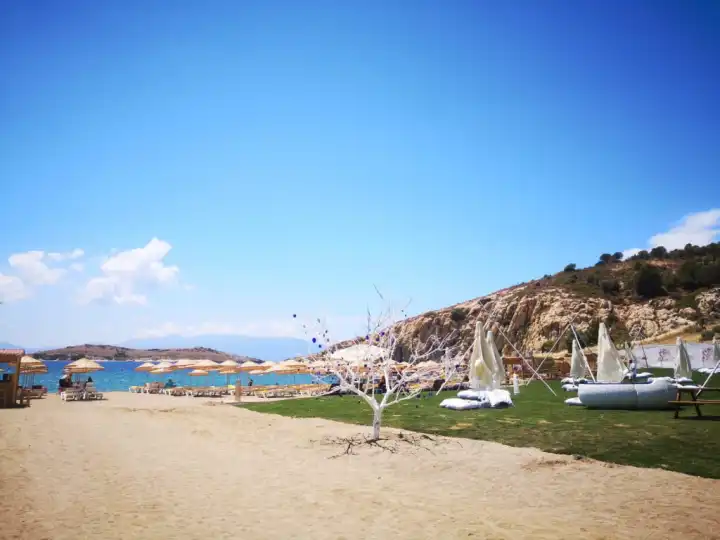 Ege’nin huzurlu köşesi Foça’da denize girmek için en keyifli beach clublar