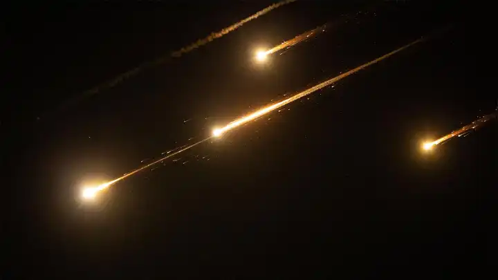 İran’dan İsrail’e füze yağmuru: Tel Aviv’de sirenler çaldı