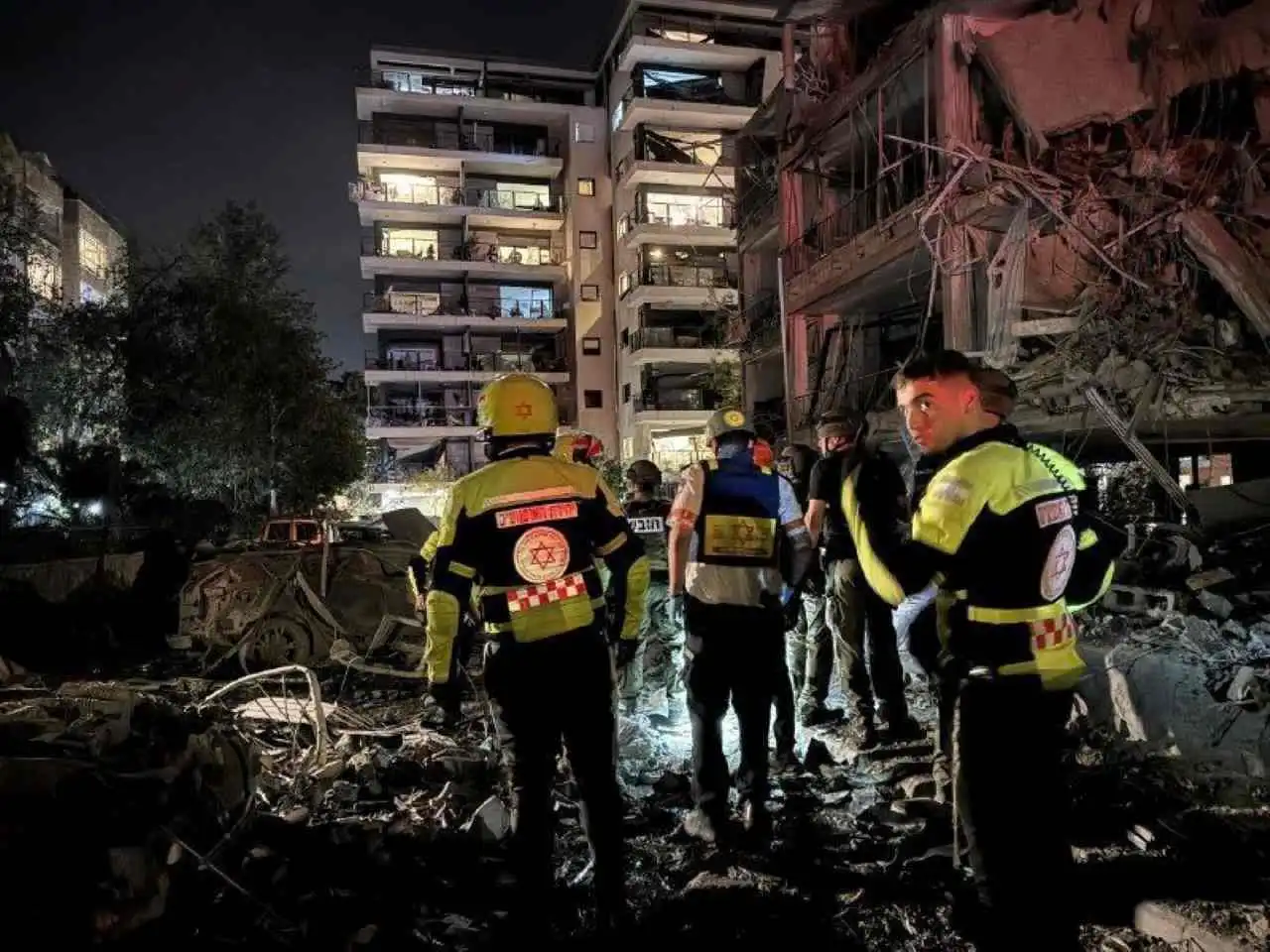 İsrail’de vurulan kritik hedefler: Finans merkezi, bakanlıklar ve havaalanı bombalandı haberinin görseli