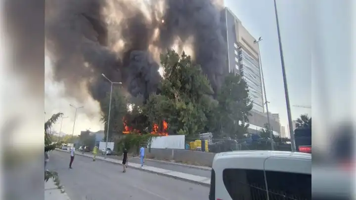 İzmir Medicana Hastanesi'nin yanındaki işyerinde korkutan yangın: Patlamalar meydana geliyor