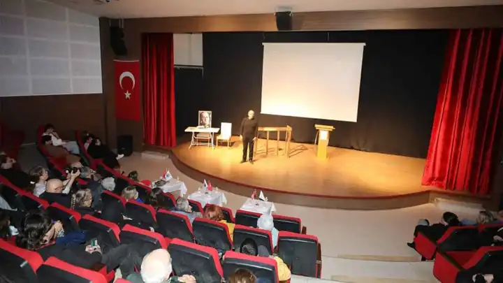 Menderes'te Sahne Tozu sırası yetişkilerde