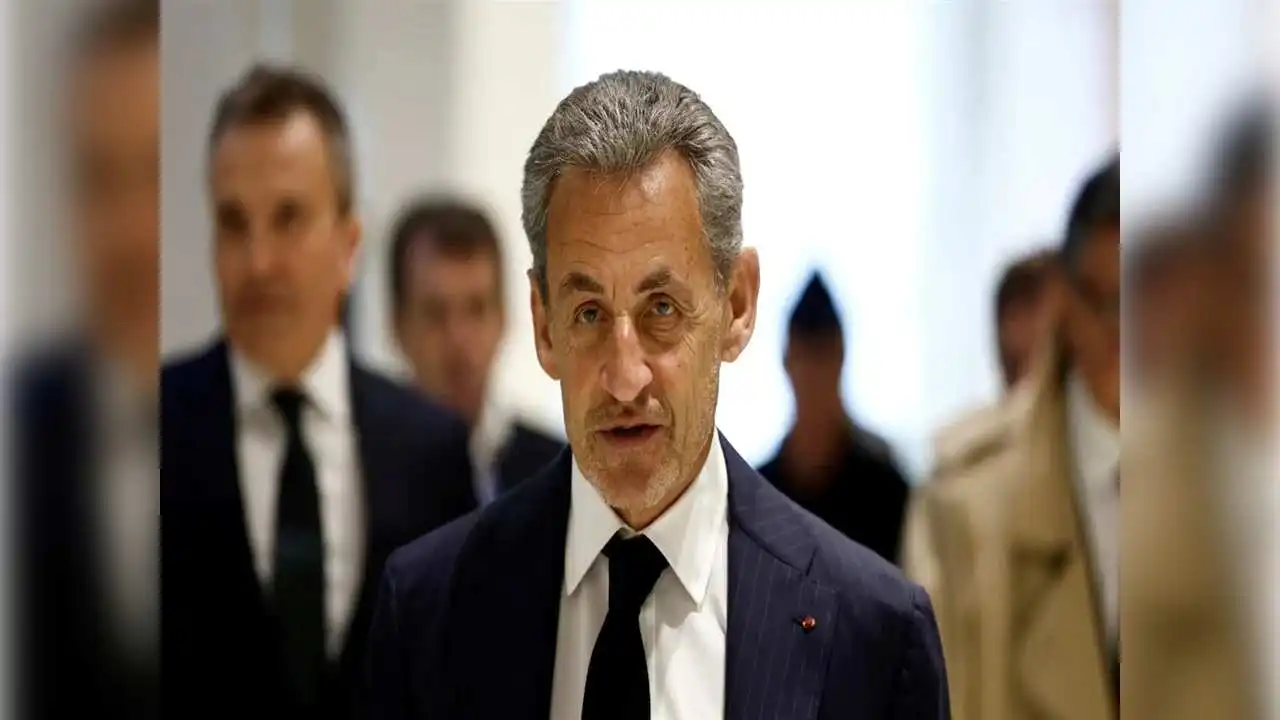  Sarkozy’nin onur nişanı geri alındı haberinin görseli