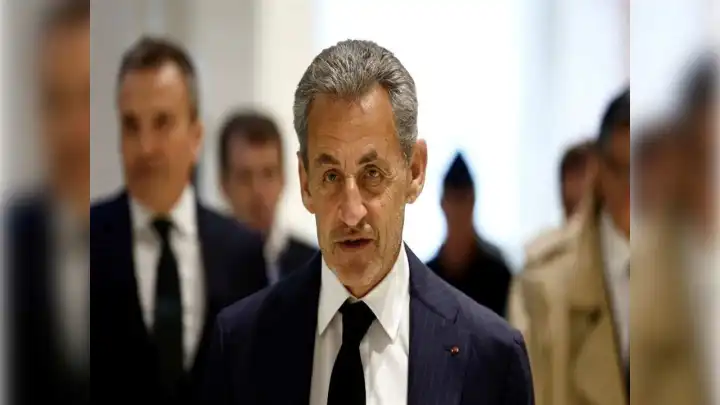  Sarkozy’nin onur nişanı geri alındı