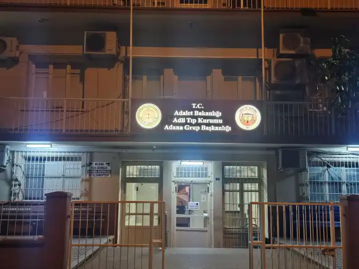 Adana'da kaza: Sulama kanalına devrilen pikaptaki baba ve iki kızı hayatını kaybetti