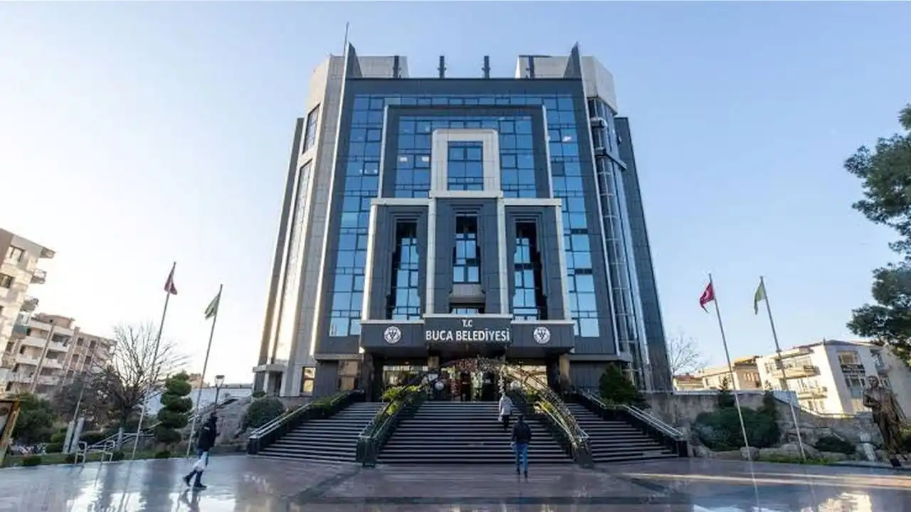 Buca Belediyesi'nde maaş krizi derinleşiyor: Sendikadan alkışlı protesto haberinin görseli