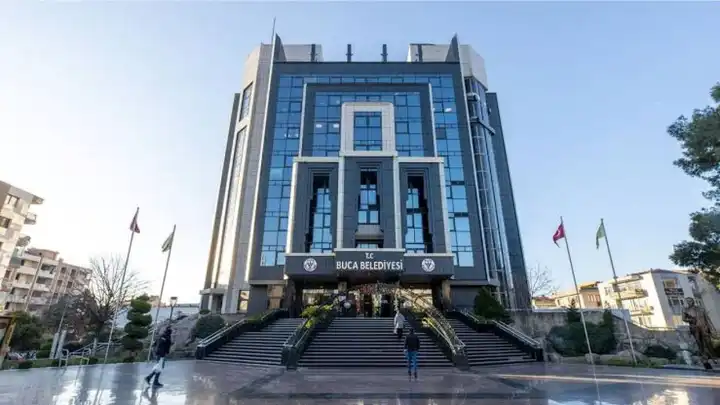 Buca Belediyesi'nde maaş krizi derinleşiyor: Sendikadan alkışlı protesto