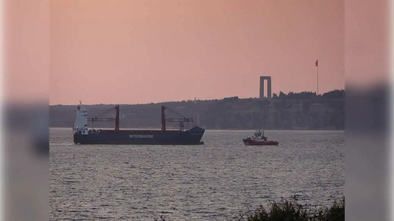 Çanakkale Boğazı’nda bir geminin makine dairesinde çıkan yangın söndürüldü haberinin görseli