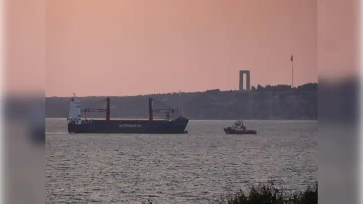 Çanakkale Boğazı’nda bir geminin makine dairesinde çıkan yangın söndürüldü