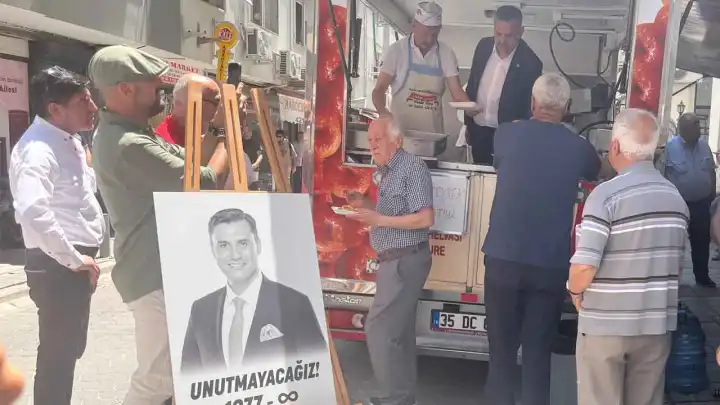 CHP İzmir Zeyrek için lokma dağıttı