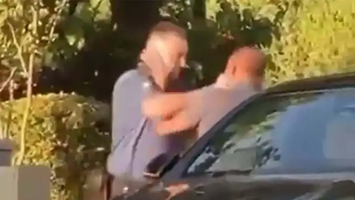 Denizli'de trafik kazası sonrası ortalık karıştı: Polis memuruyla sürücü yumruk yumruğa kavga etti