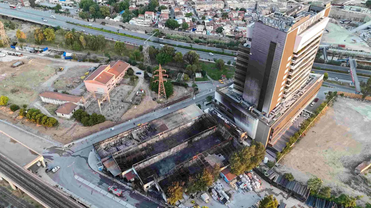 İzmir’de plastik fabrikasının deposunda çıkan yangının verdiği zarar gün doğumuyla görüldü haberinin görseli