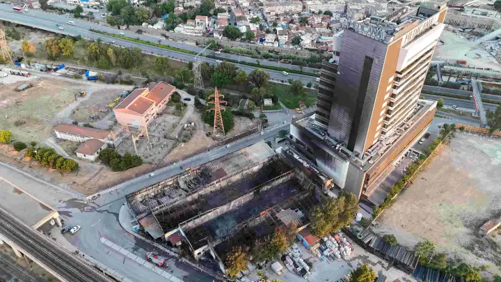 İzmir’de plastik fabrikasının deposunda çıkan yangının verdiği zarar gün doğumuyla görüldü