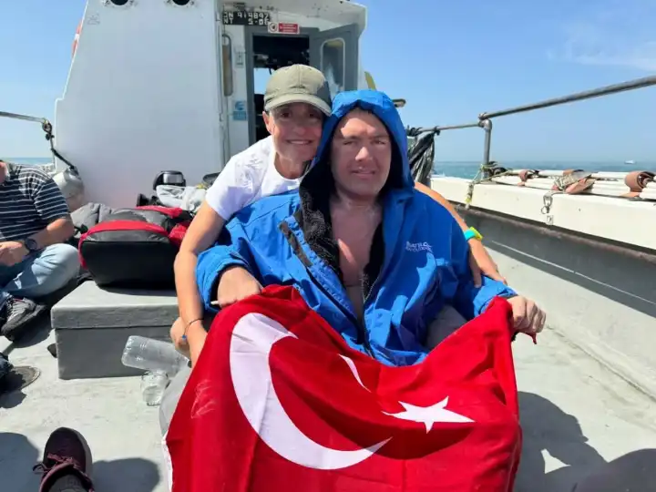 Manş Denizi’ni geçen ilk Türk otizmli yüzücü Tuna rotasını Kuzey Kanalı’na çevirdi