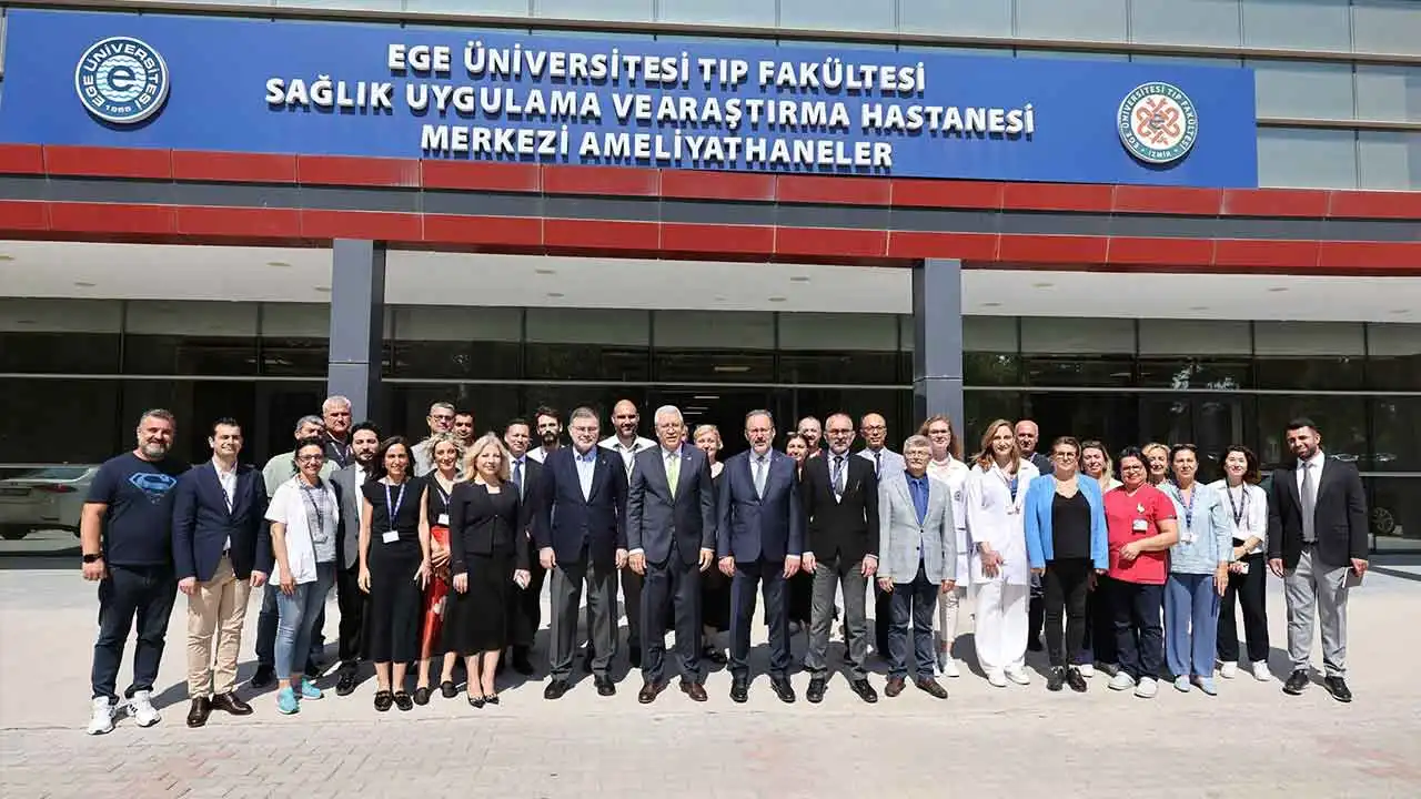 Saygılı ve Kasapoğlu, Ege Üniversitesi ameliyathanelerini inceledi haberinin görseli