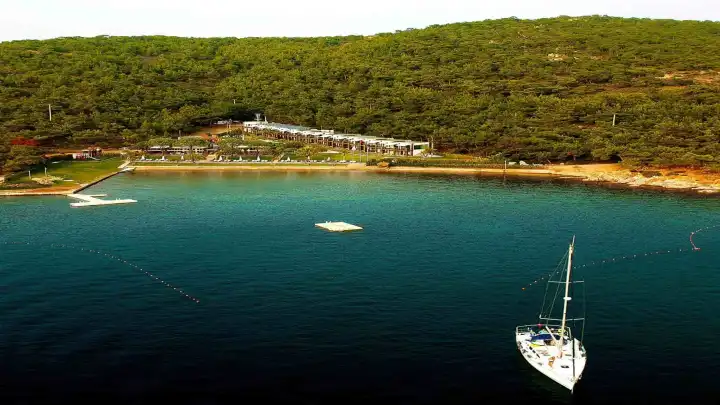 Hafta sonu kaçamağı arayanlara müjde! İzmir’e sadece 2 saat uzaklıkta! Kamp severlerin yeni favorisi Ortunç Koyu haberinin görseli