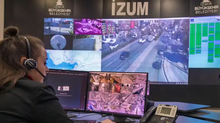 İzmir Büyükşehir Belediyesi'nden "Akıllı Trafik Sistemi" Açıklaması: İddialar Gerçeği Yansıtmıyor