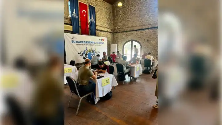 İzmir'de görme engelli sporcular Satrançta engelleri aştı