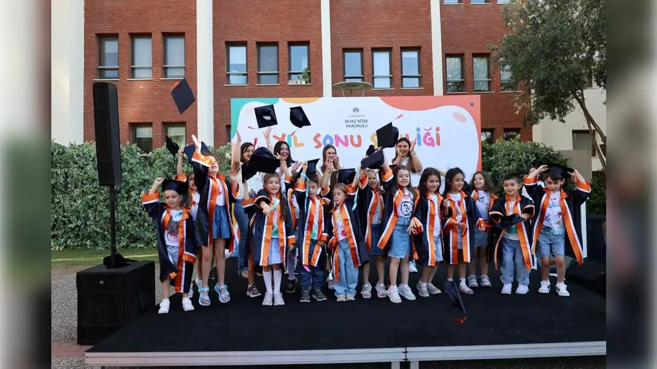 İEÜ'de miniklerin mezuniyet heyacanı haberinin görseli