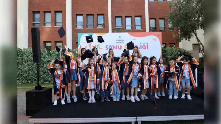 İEÜ'de miniklerin mezuniyet heyacanı haberinin görseli