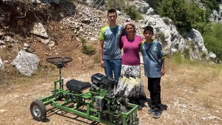 İki kardeş, annelerine römorklu mini traktör yaptı