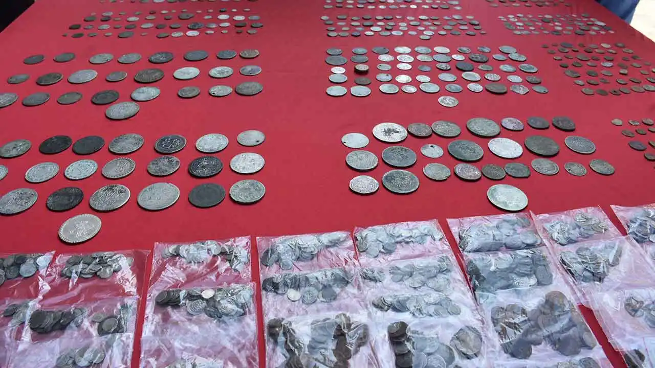 İzmir'de 2 bin 305 adet sikke bulundu haberinin görseli
