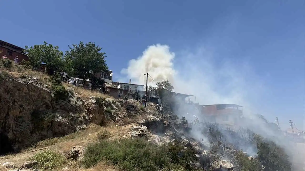 İzmir Kemalpaşa'da ağaçlık alanda çıkan yangında bir ev kullanılamaz hale geldi haberinin görseli