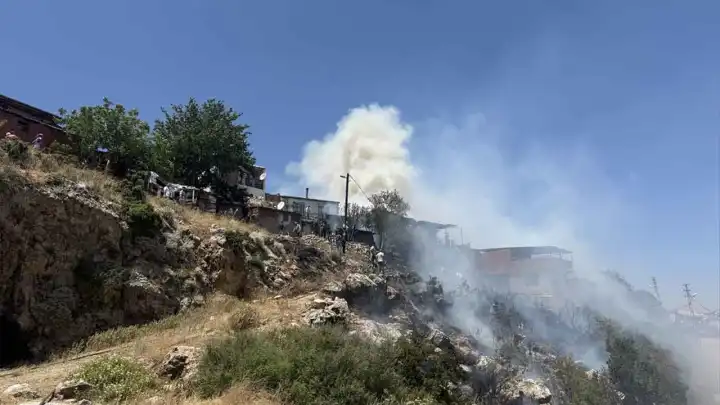 İzmir Kemalpaşa'da ağaçlık alanda çıkan yangında bir ev kullanılamaz hale geldi