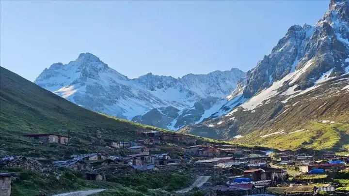 Kaçkar Dağları’nda bahar ortasında kar sürprizi