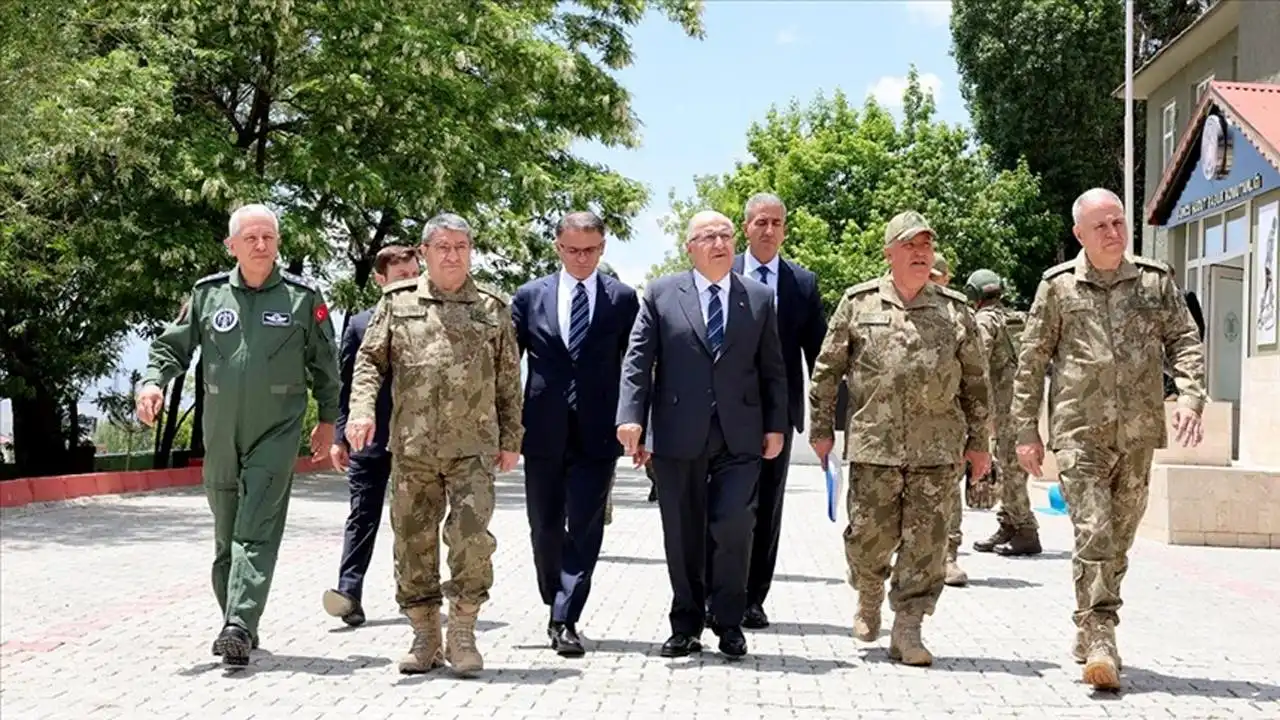 Milli Savunma Bakanı Güler, İran sınırında incelemelerde bulundu haberinin görseli