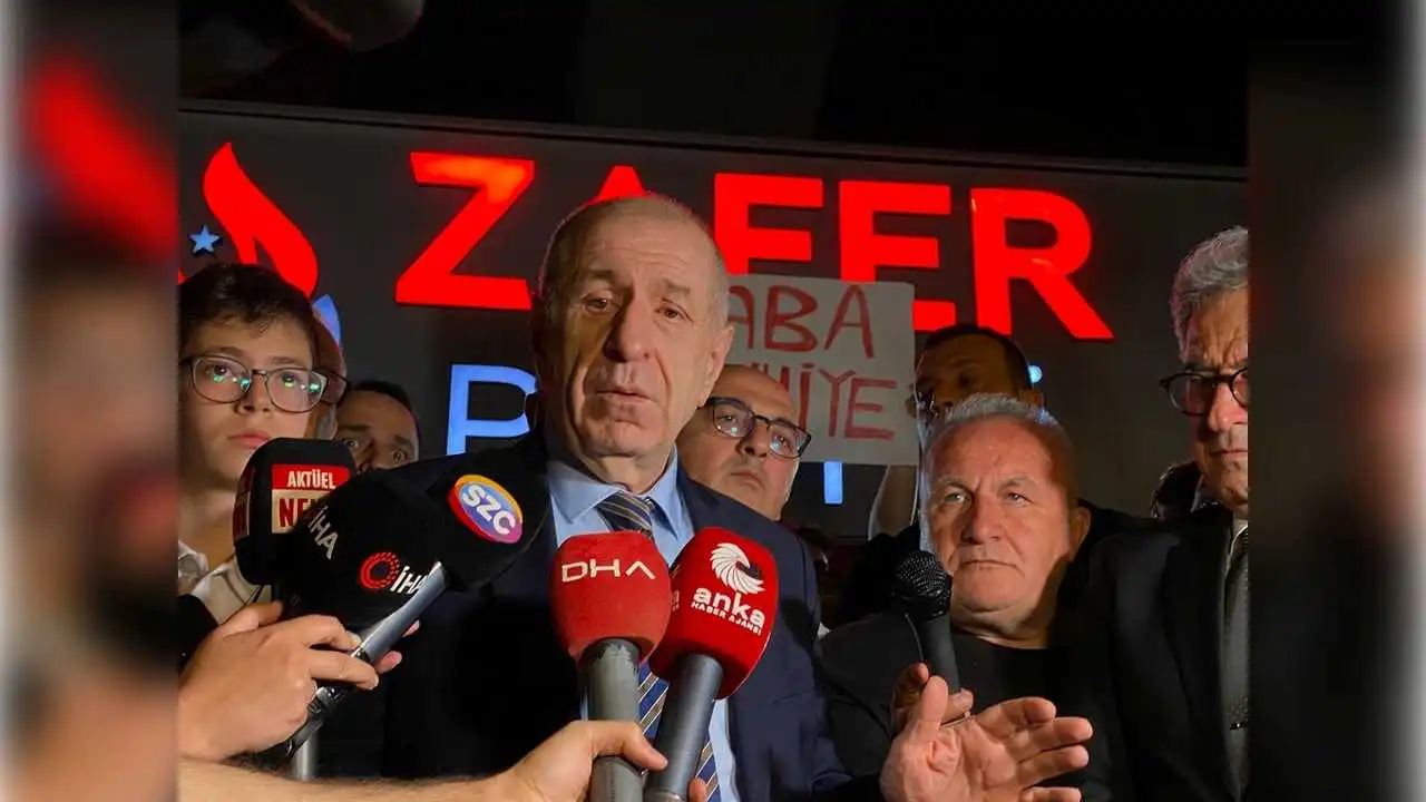 Özdağ'dan parti önünde önemli açıklamalar haberinin görseli