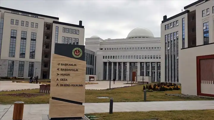 Yargıtay, çiçek gönderip site etrafında dolaşan sanığın ‘cinsel taciz’ cezasını bozdu