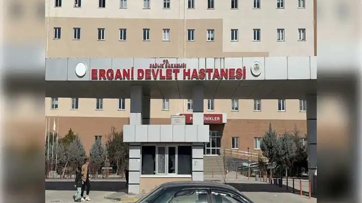 Baba 2 kızını bıçakladı!