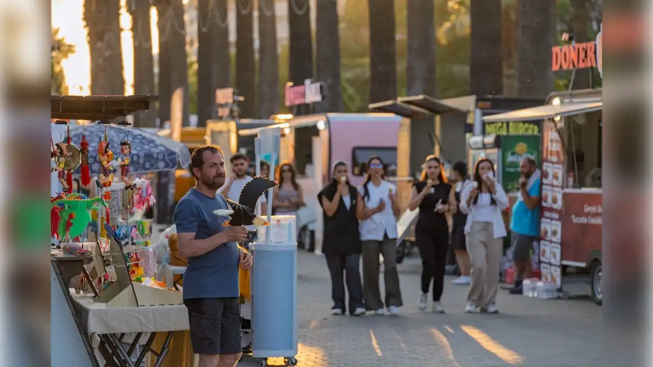 İzmir'de Yaza Merhaba Festivali başladı haberinin görseli
